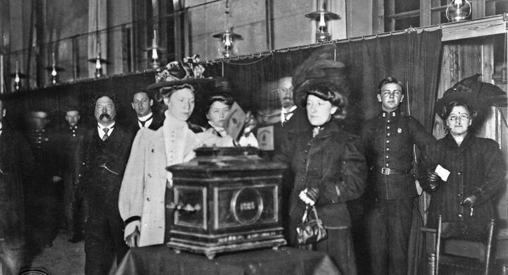 Kvinne som avlegger stemme for første gang ved valget i 1910. Foto: Oslo Museum. (Foto/Photo)
