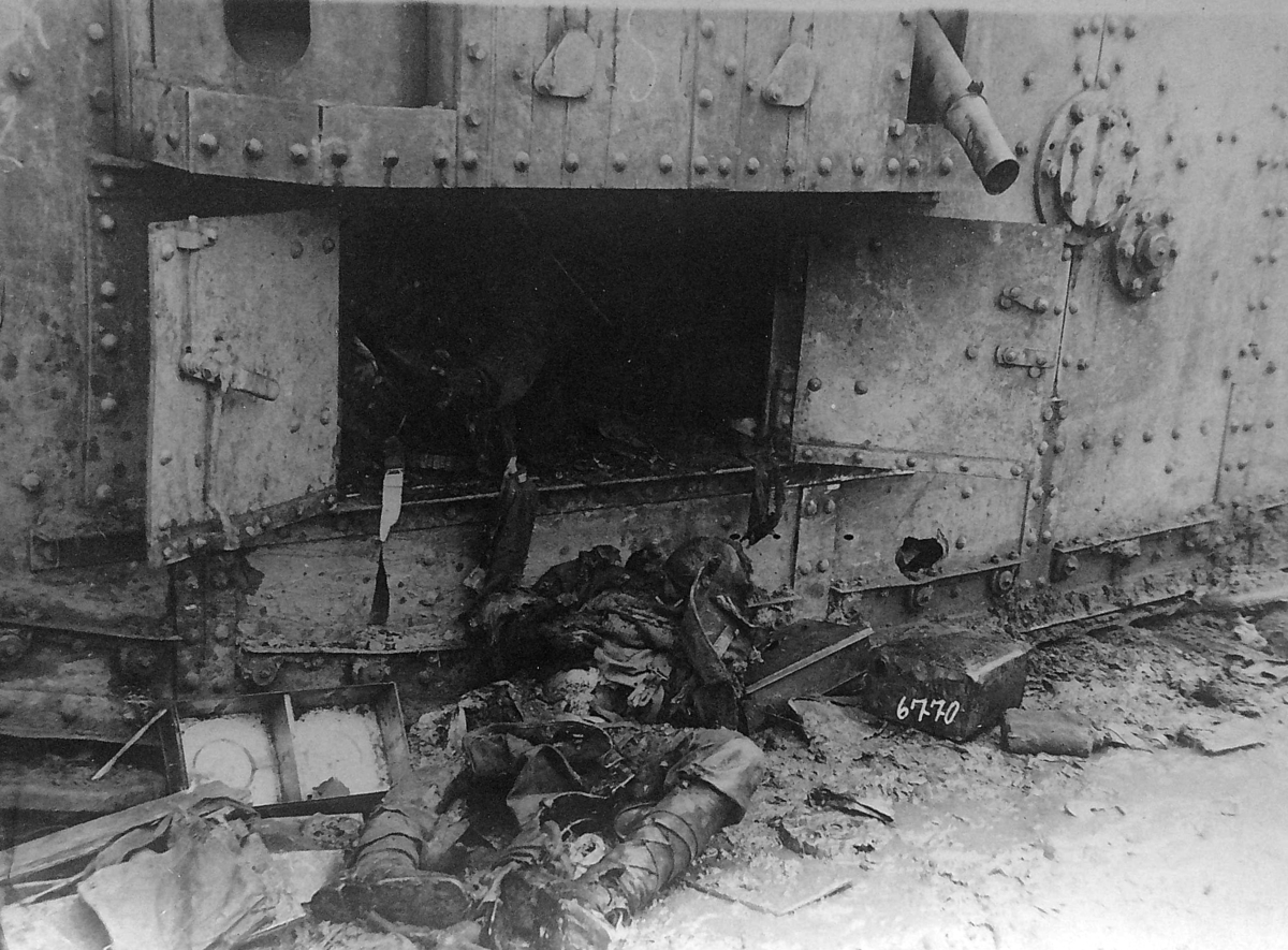 Från det stora tankslaget vid Cambrai: Underrede av en sönderskjuten pansartank och besättningens förkolnade lik.