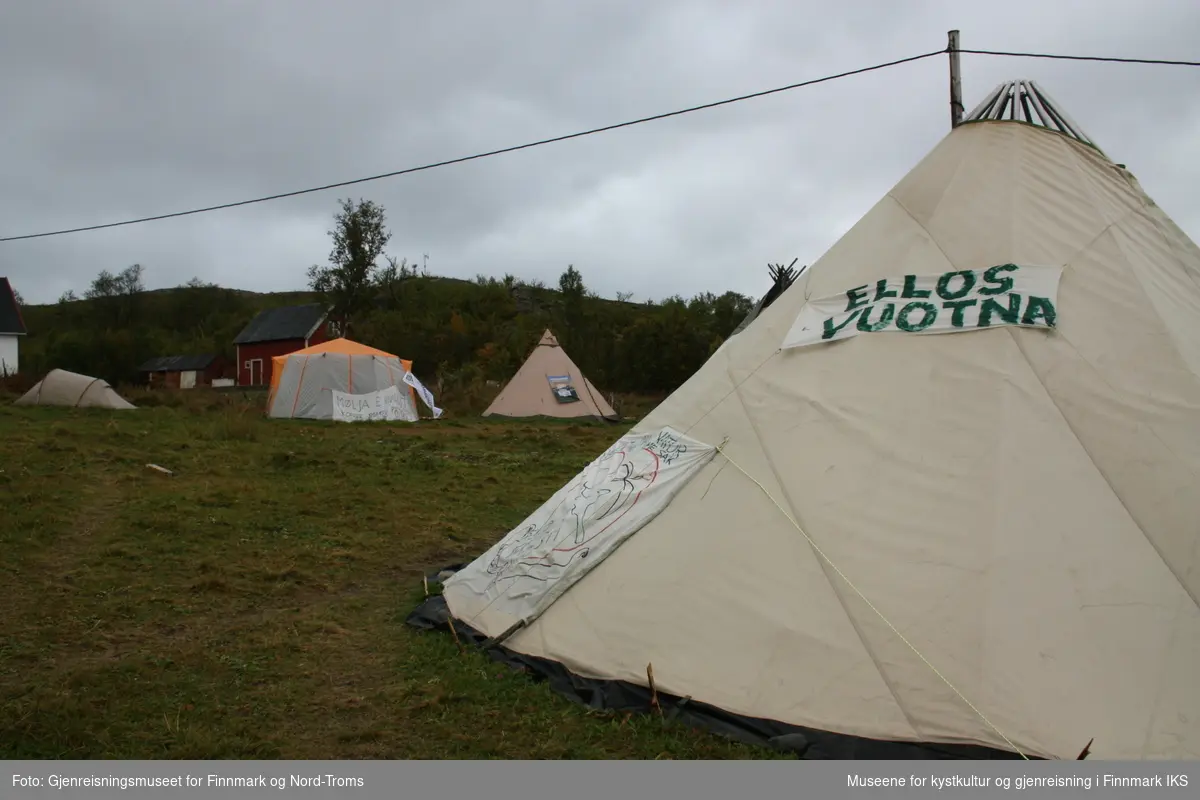 Protestleiren på Markoppneset i Finnmark i 2021. Protestbevegelsen mot dumping av gruveavfall i Repparfjorden har samlet seg og har etablert en teltleir. Bildet er del av en serie som dokumenterer leiren og omgivelsen i området.
