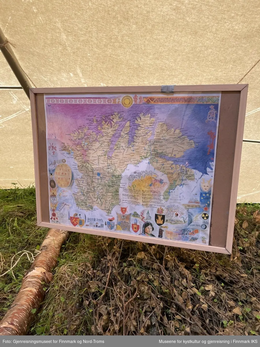 Protestleiren på Markoppneset i Finnmark i 2021. Protestbevegelsen mot dumping av gruveavfall i Repparfjorden har samlet seg og har etablert en teltleir. Bildet er del av en serie som dokumenterer leiren og omgivelsen i området. Den innrammete plakaten på bildet er en tegnet kart over nordområdene av den samiske kunstneren Hans Ragnar Mathisen.