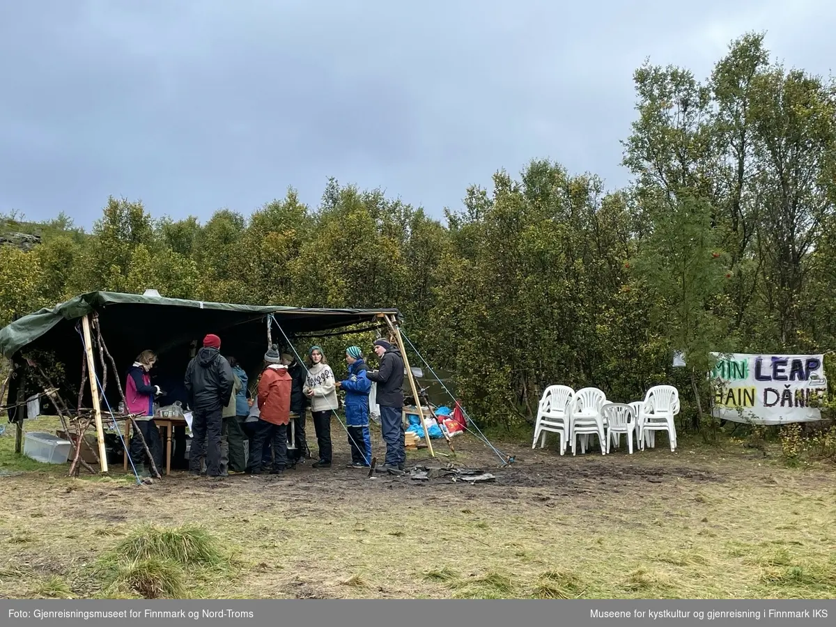 Protestleiren på Markoppneset i Finnmark i 2021. Protestbevegelsen mot dumping av gruveavfall i Repparfjorden har samlet seg og har etablert et teltleir. Bildet er del av en serie som dokumenterer leiren og omgivelsen i området. Alle avbildete personer har gitt sitt samtykke.