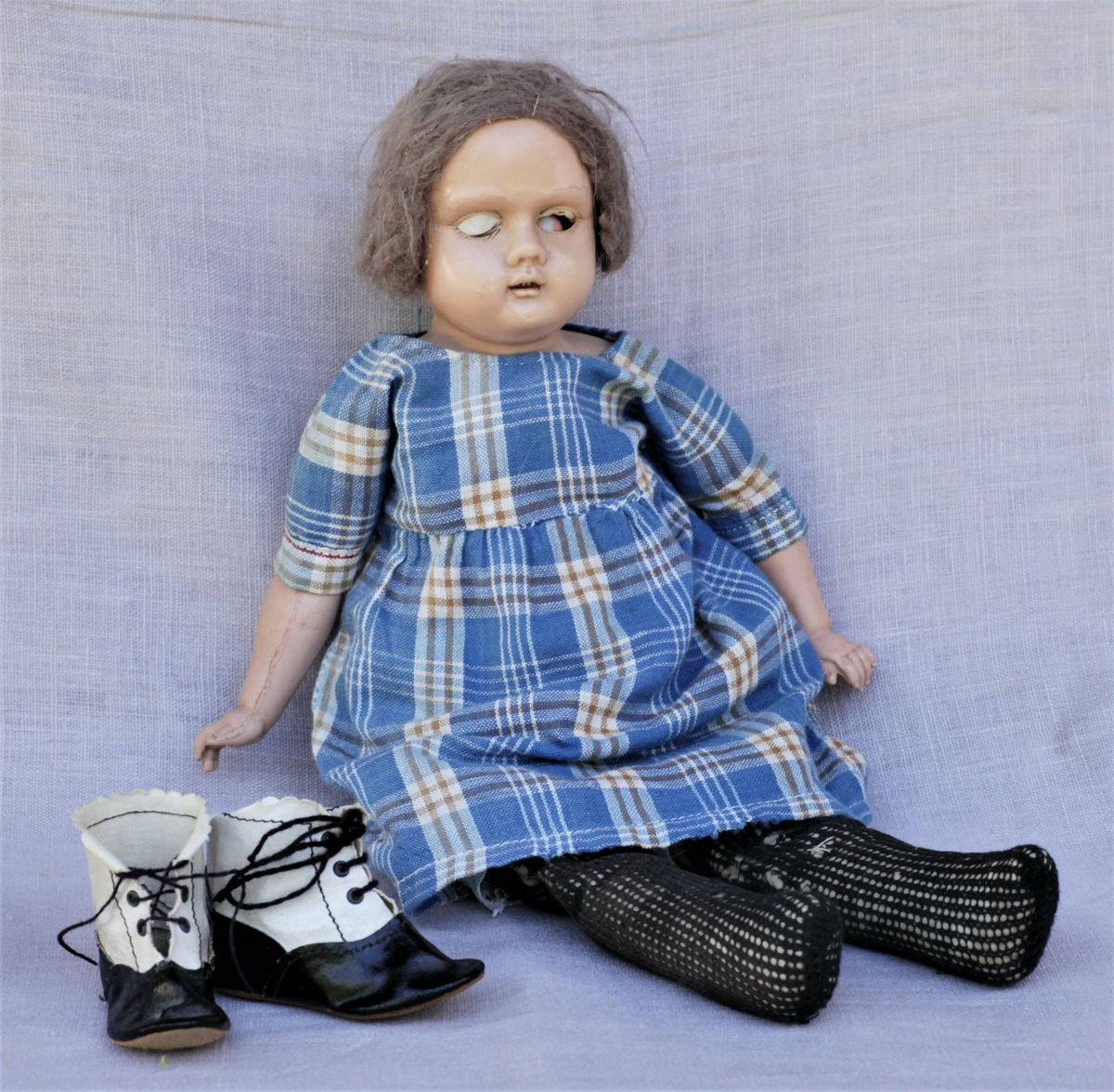 Dukken er en tysk "Skilpadde dukke", modell Åse. Tøykropp, celluloidhode og armer. Original kjole og klær. Brukt av giveren selv og hennes døtre