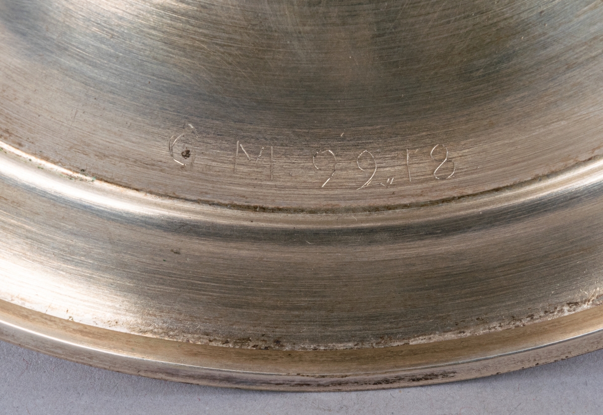 Pokal, silver, inskription: "Lagarol-pokalen, vandringspris vid Gefleborgs läns Skidlöparförbunds tävlingar."