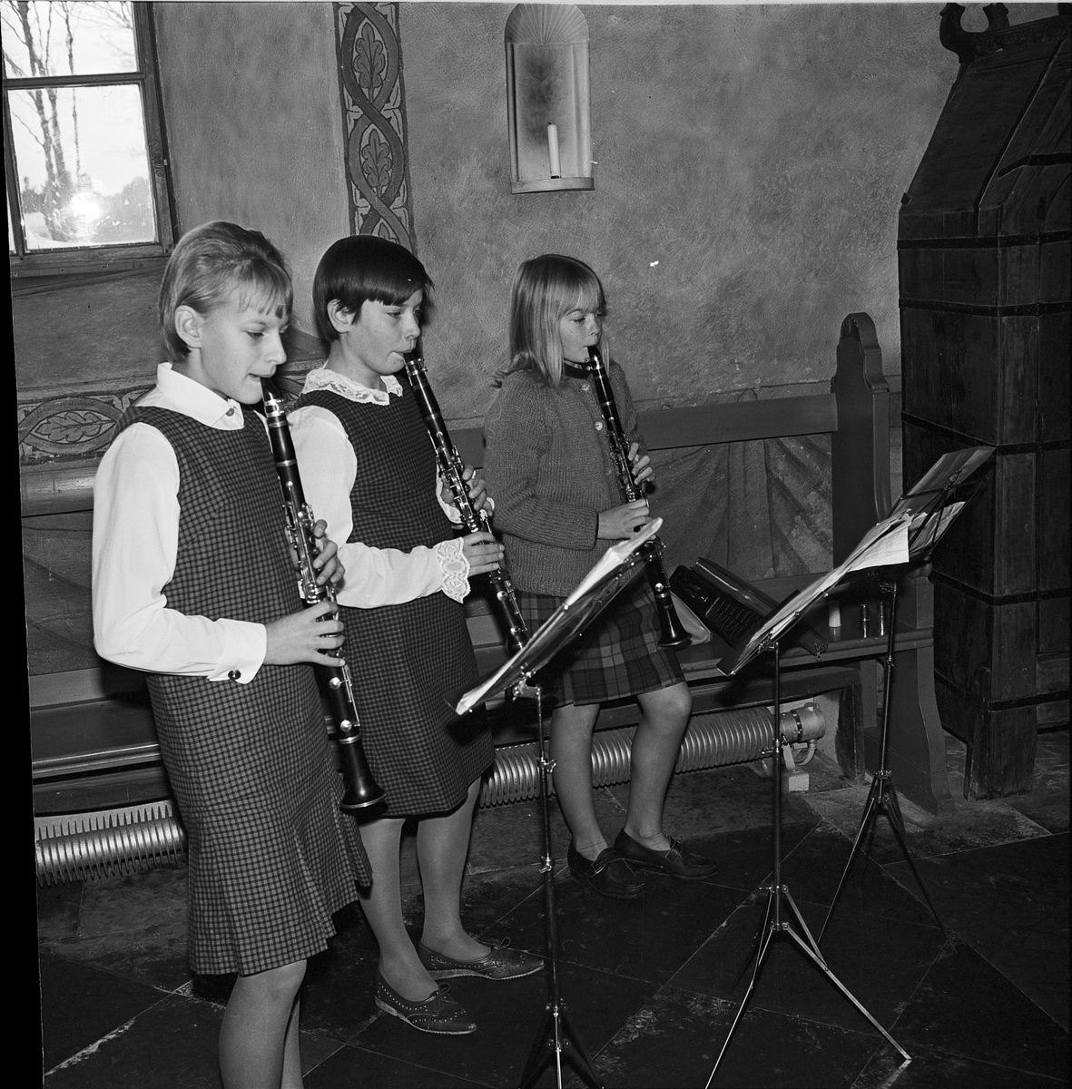 Flickor spelar klarinett vid första advent i Villberga kyrka, Uppland 1965