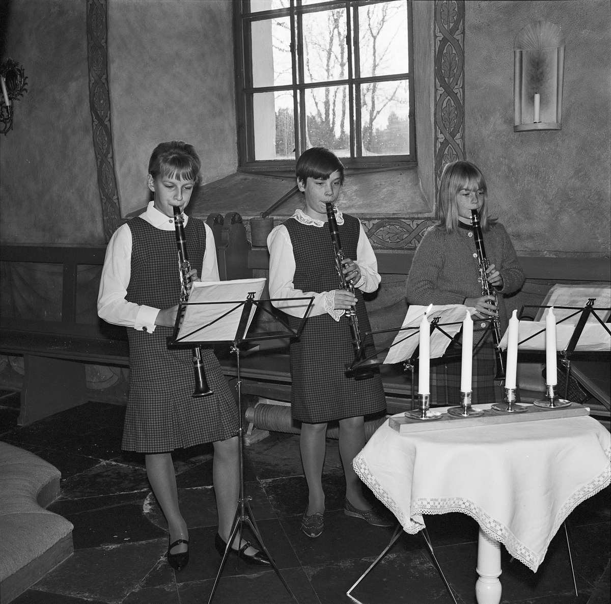 Flickor spelar klarinett vid första advent i Villberga kyrka, Uppland 1965