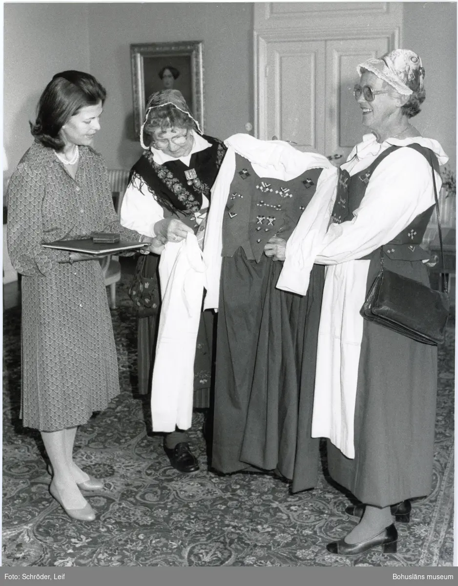 Drottning Silva tar emot bohuslänsk bygdedräkt inför kungabesök 1984