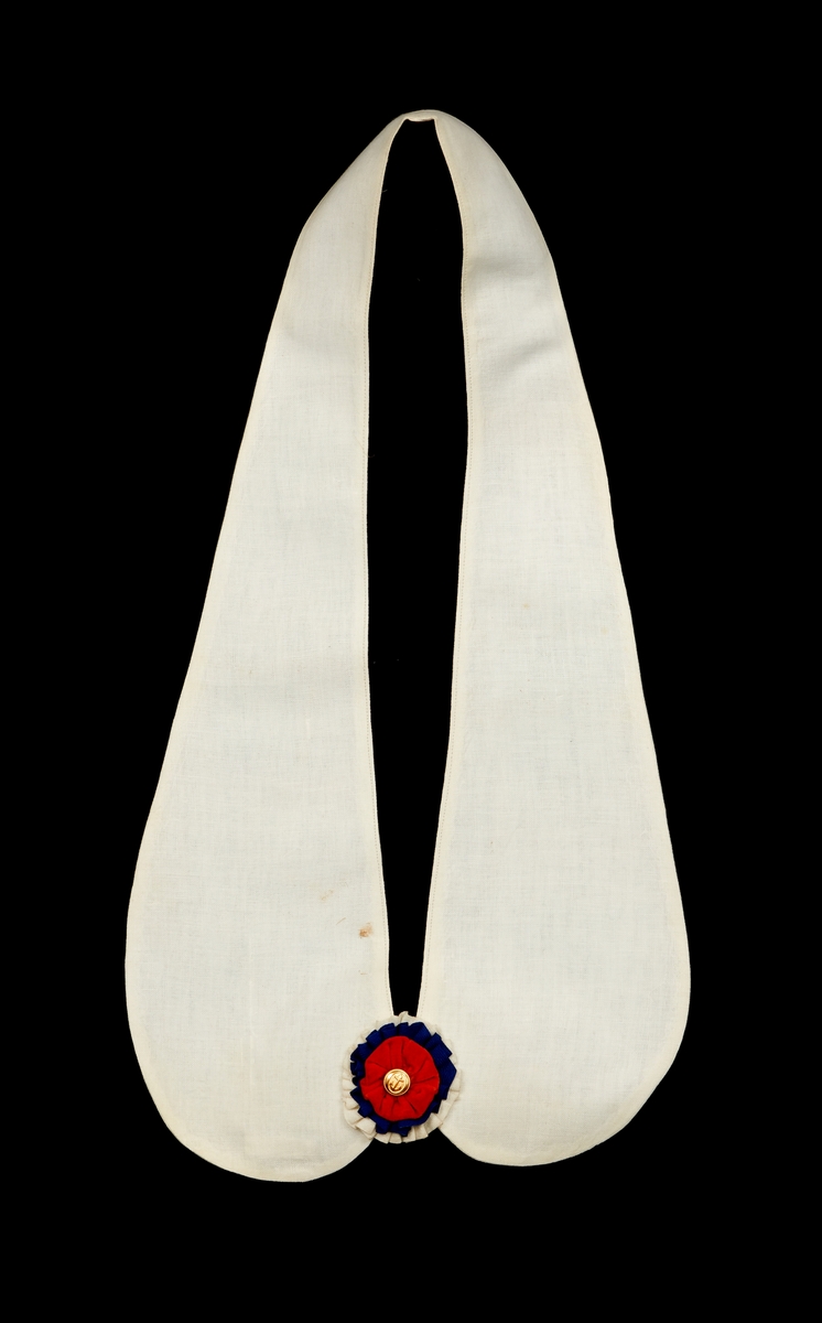 Regalia. Tjänsteregalier för medlemmar i IOGT loge, Falun. 18 st. Sydda i vitt linne, framtill kokard i vitt-blått-rött med gul ankarknapp. Nr 1-6 saknar kokard.