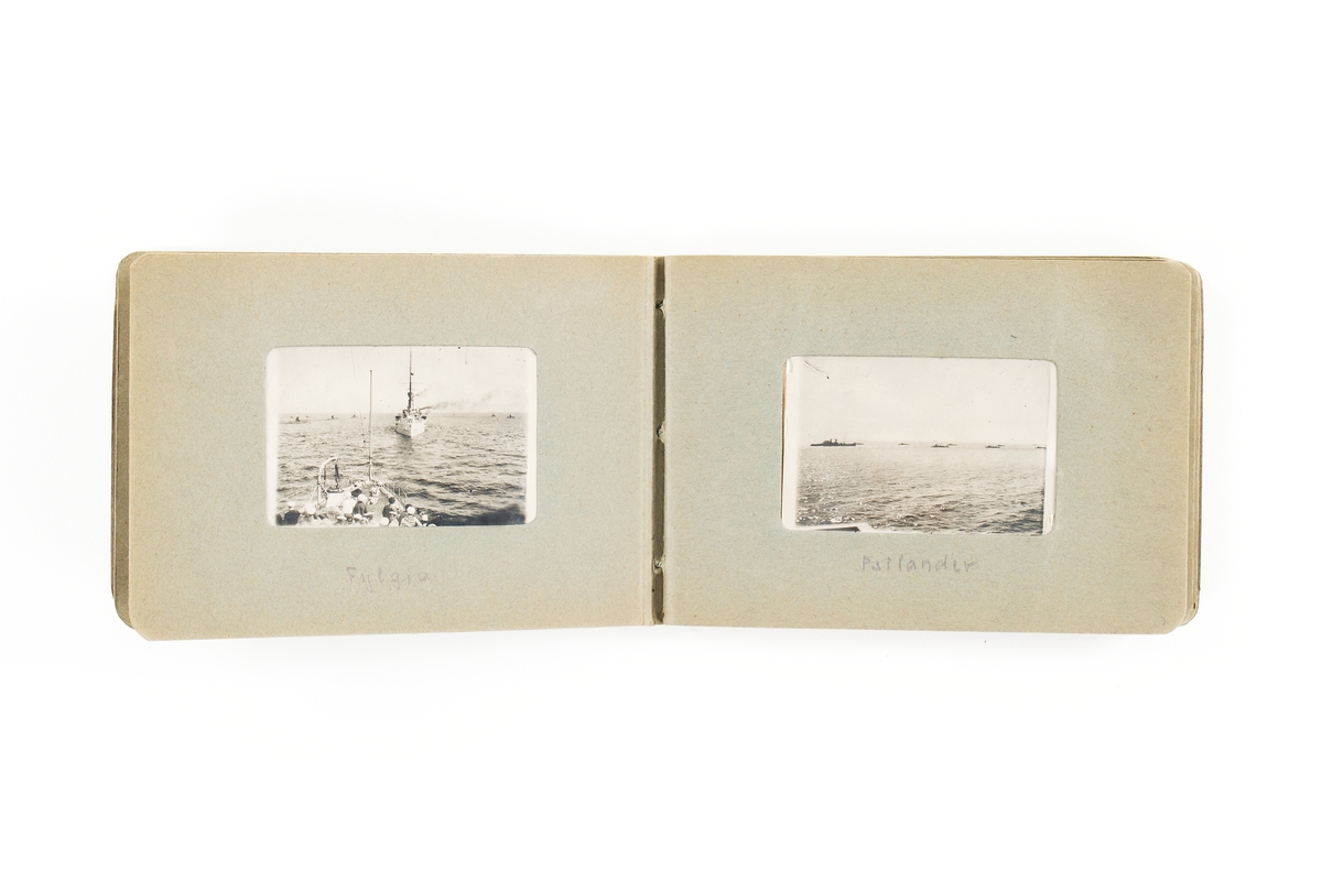 Ett fotoalbum med bilder upprättat av givarens far under dennes tid i flottan på 1920- och 30-talen. Bilderna visar huvudsaklingen örlogsfartyg till sjöss.
Albumet är ett insticksalbum av mindre format för kontaktkopior i format 4,5 x 6 cm, gjort av grå papp utan grafisk utformning.