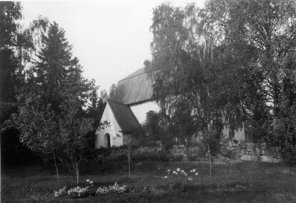 Kyrkan är Till Sina äldsta Delar Från 1200-talet Och Bestod Från Början ...