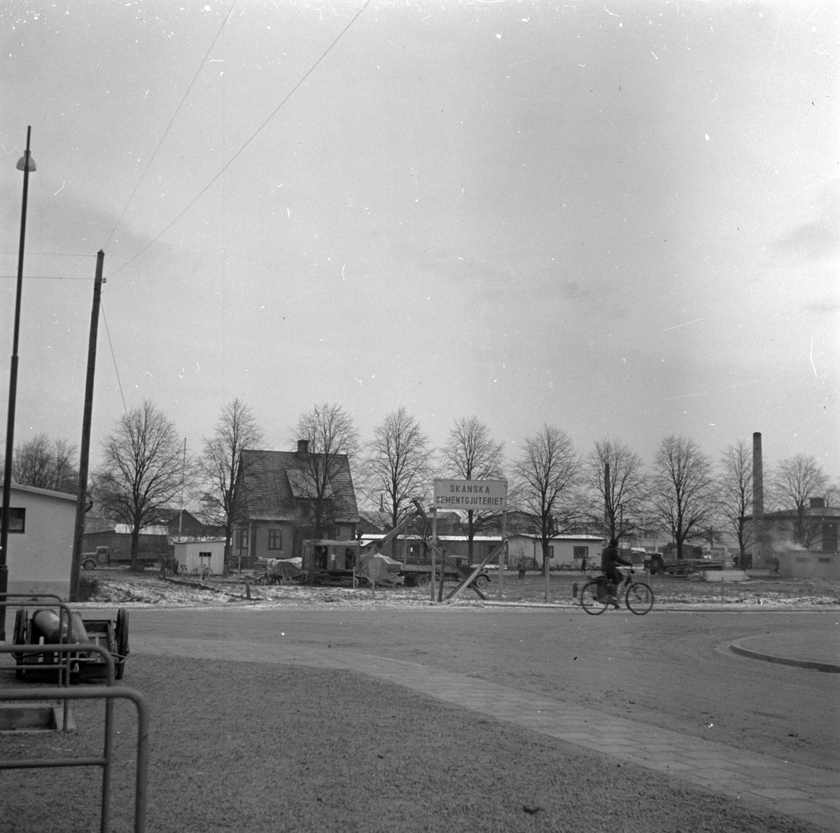 Bygge av småindustrihuset kv Skräddaren, Sveagatan. I bakgrunden Stråles allé. 1940-tal