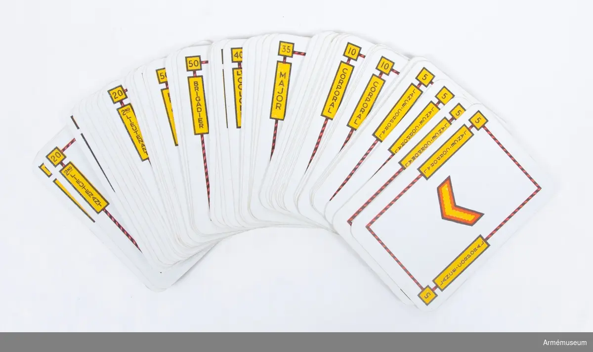 ”MILITAIRE - ARMY CARD GAME”. Med olika valörer i form av militära gradbeteckningar. Med spelregler i sep. häfte. Storbritannien, Andra världskriget.