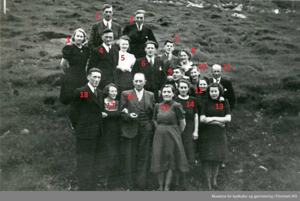 Gruppebilde. Alle på bilde har tilknytning til Nordvågen. Anledningen til bilde er ikke kjent. Ca. 1941-43.