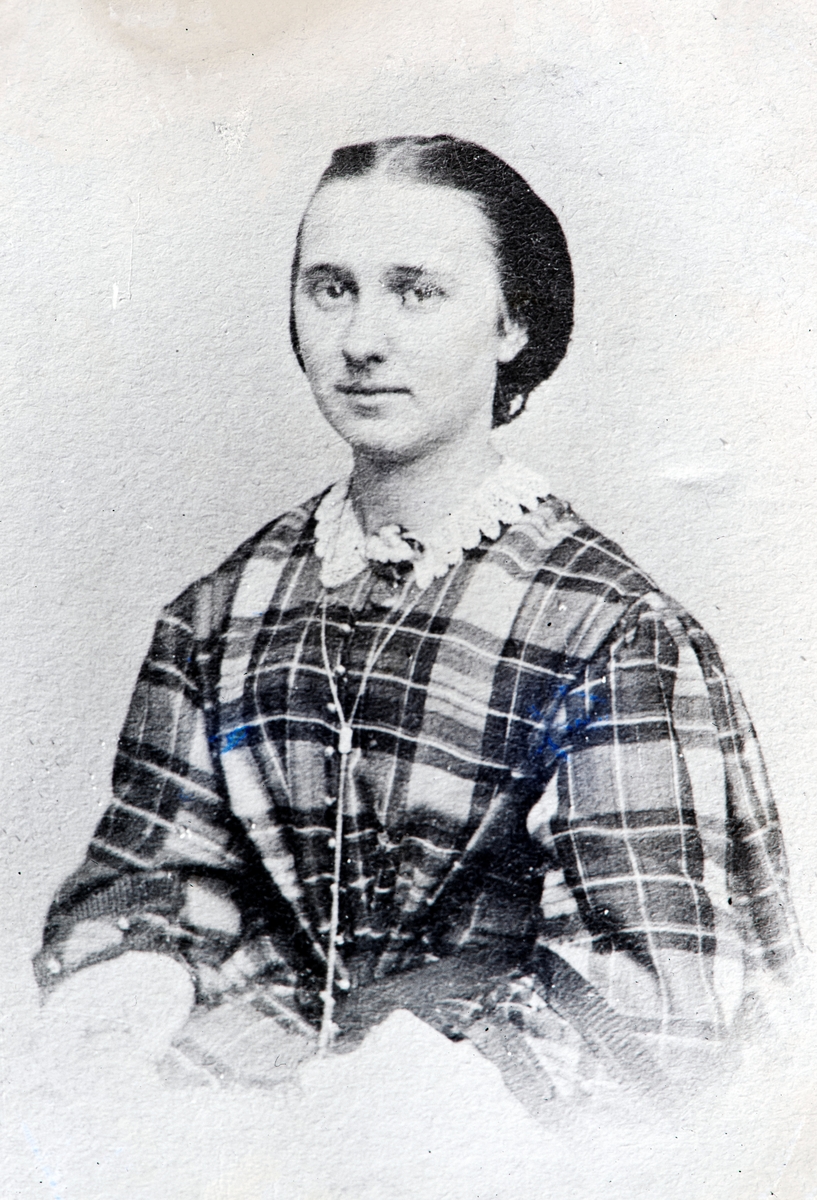 Portrett Albertine Møller (1842–1926). Bildet er antagelig tatt forlovelsesåret 1864?