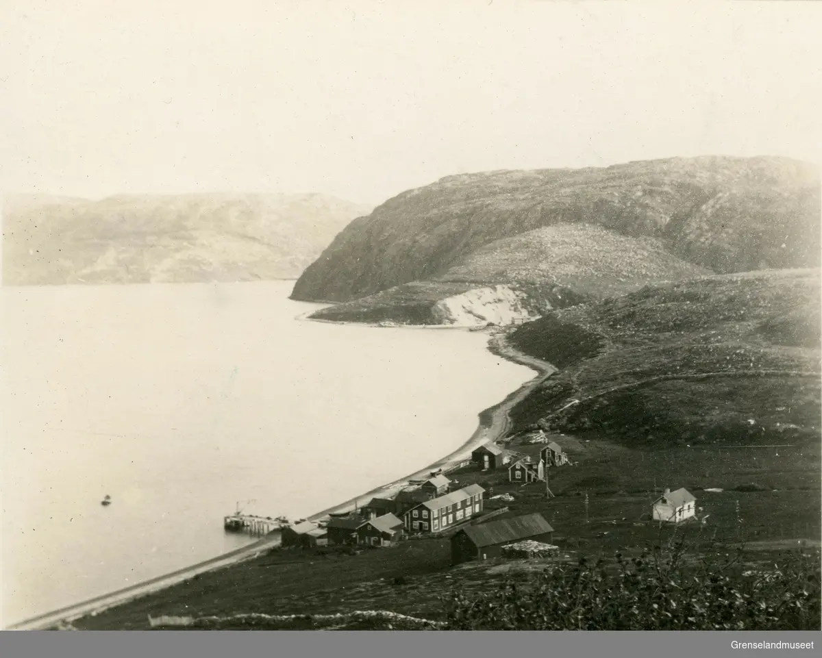 Bugøyfjord med Gunnaris gårdsanlegg i 1930 årene.