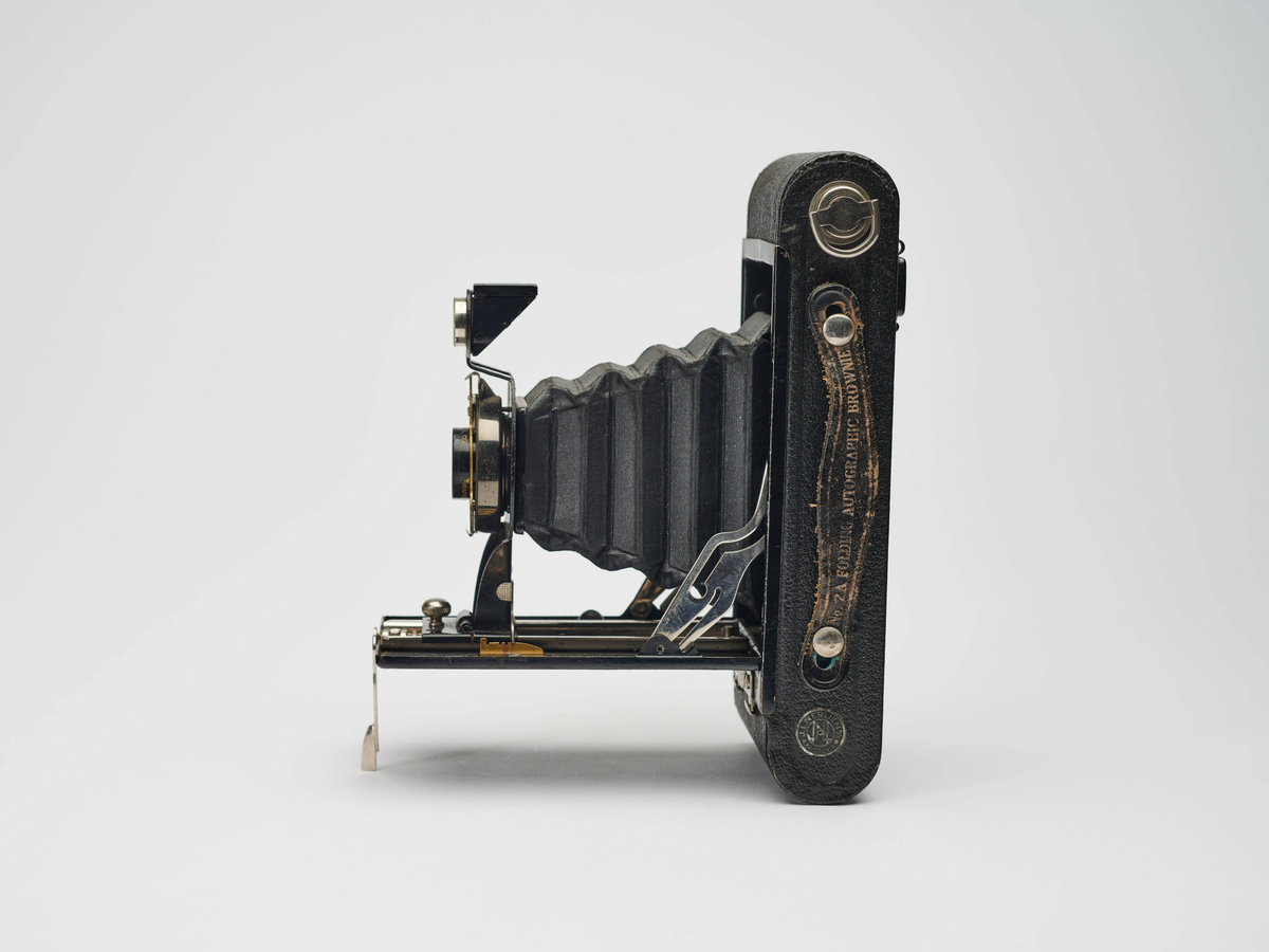 2A Folding Autographic Brownie er et foldekamera for A116 rullfilm, produsert av Eastman Kodak i perioden 1915 til 1926. Kameraer med Autographic-funksjon er utstyrt med en penn. Autographic-funksjonen gjør det mulig å skrape inn informasjon på negativene gjennom en tilpasset luke på kameraets bakside. Dette eksemplaret mangler penn.