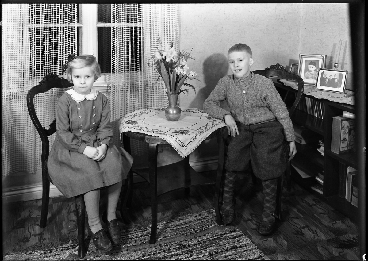 Två okända barn i Kampetå. 1940-50-tal