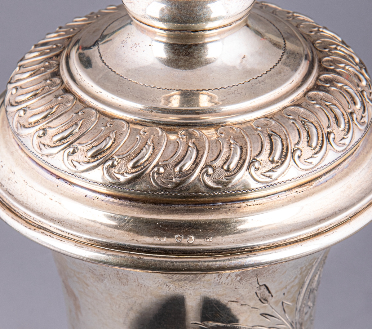 Pokal med lock, av silver. Stämplad: CGH, O, C7 (1905).
Inskription: IFK Hederspris till svenske mästaren i konståkning Karlstad 9/2 1908.