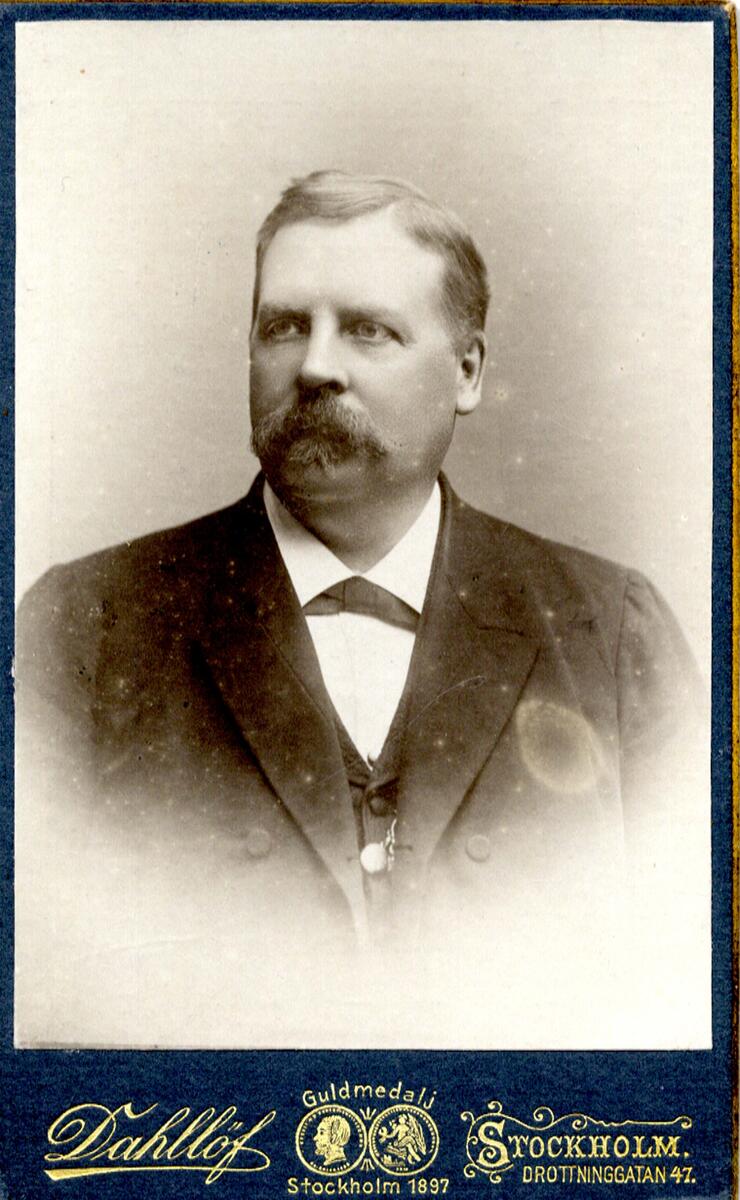 Erland Gavelius född 1848, död 1897. Alfr Dahllöf Fotografiatelier Drottninggatan 47 Stockholm.