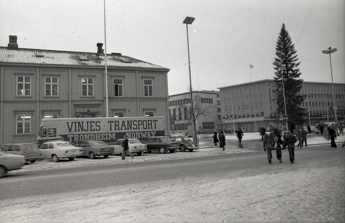 Flyttebil fra Vinjes transport står utenfor Hornemannsgården. Trondheim torg med juletre i bakgrunnen.