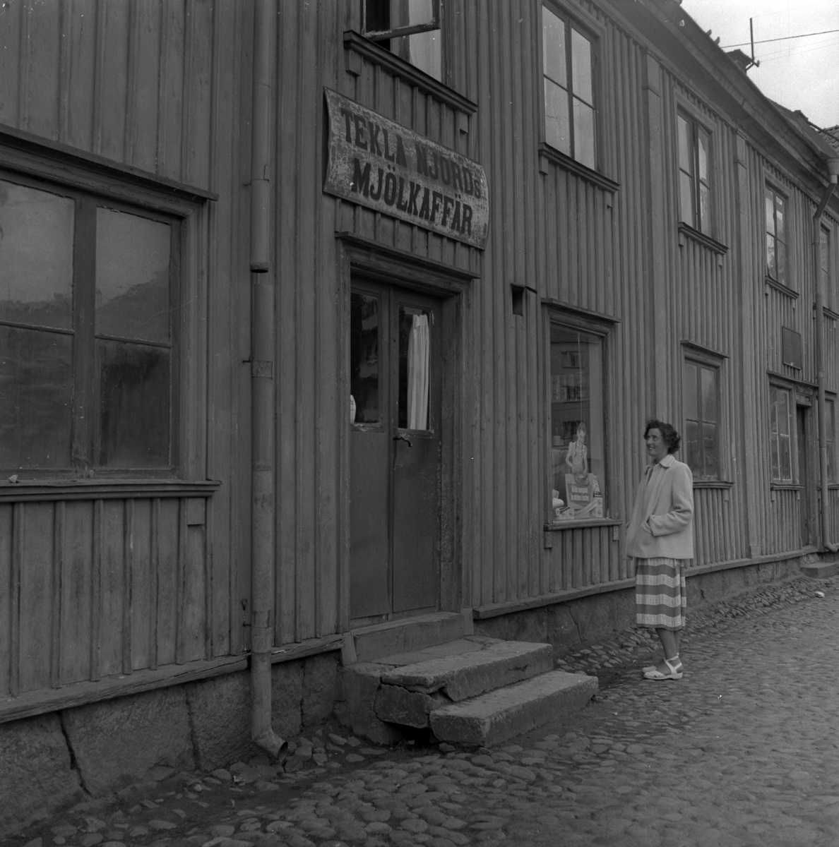 Kerstin Åsén utanför "Tekla Njords Mjölkaffär", Jönköping.