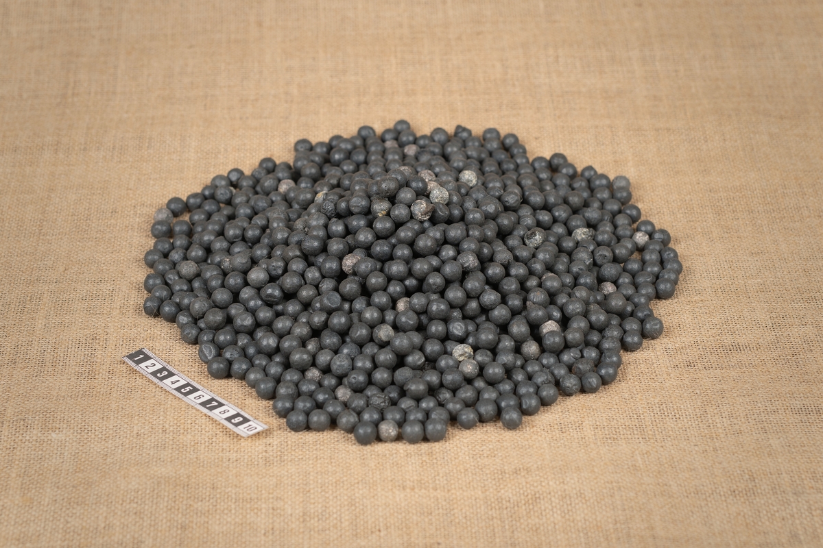 Hundratals muskötkulor från kista SA-46, rengjorda (diameter: 10-12 mm, vikt per kula 6-9 gram, totalvikt: 9,510 kg).