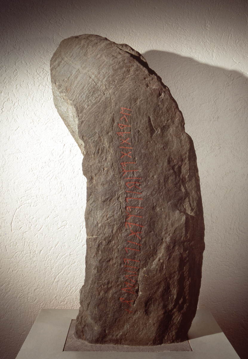 Bautastein med runer
Runer