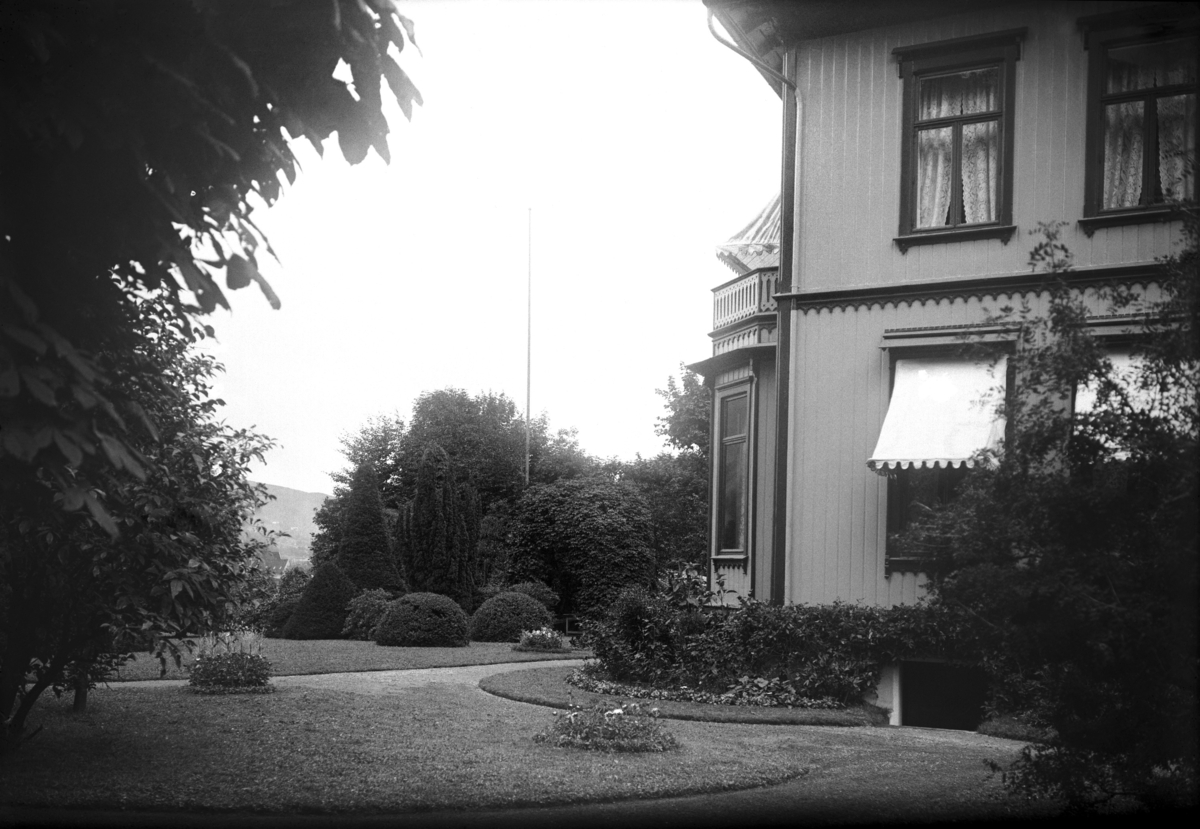 Vinter og snø.  Ved inngangsdør.
Konsul Thesens eiendom, Villa, Hage
Fotografert 1900 Ca.