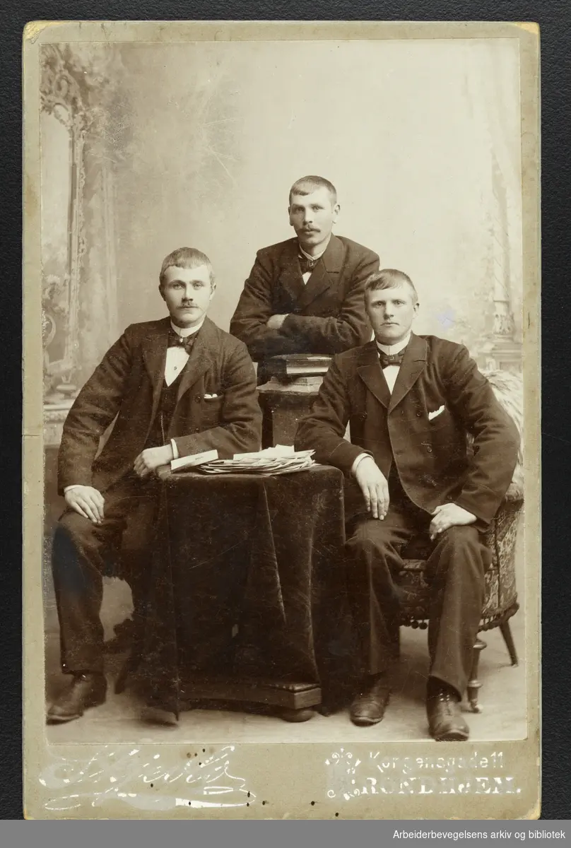 Foran fra venstre: Johan Nygaardsvold, hans svoger Johan Brandslet og Johan Fjeseth ( gutten som ikke hadde sangstemme) er det skrevet bakpå kortet.