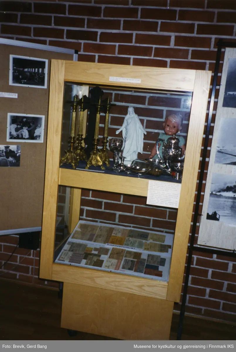 Bildet viser en del av Frigjøringsutstillingen i bystyresalen i Hammerfest som ble vist frem fra 6. juni til 10. august i 1995.
I tillegg til fotografier, ble det også vist gjenstander som ble berget fra ødeleggelsene. I den avbildete monteren presenteres det også mange ulike rasjoneringskort.