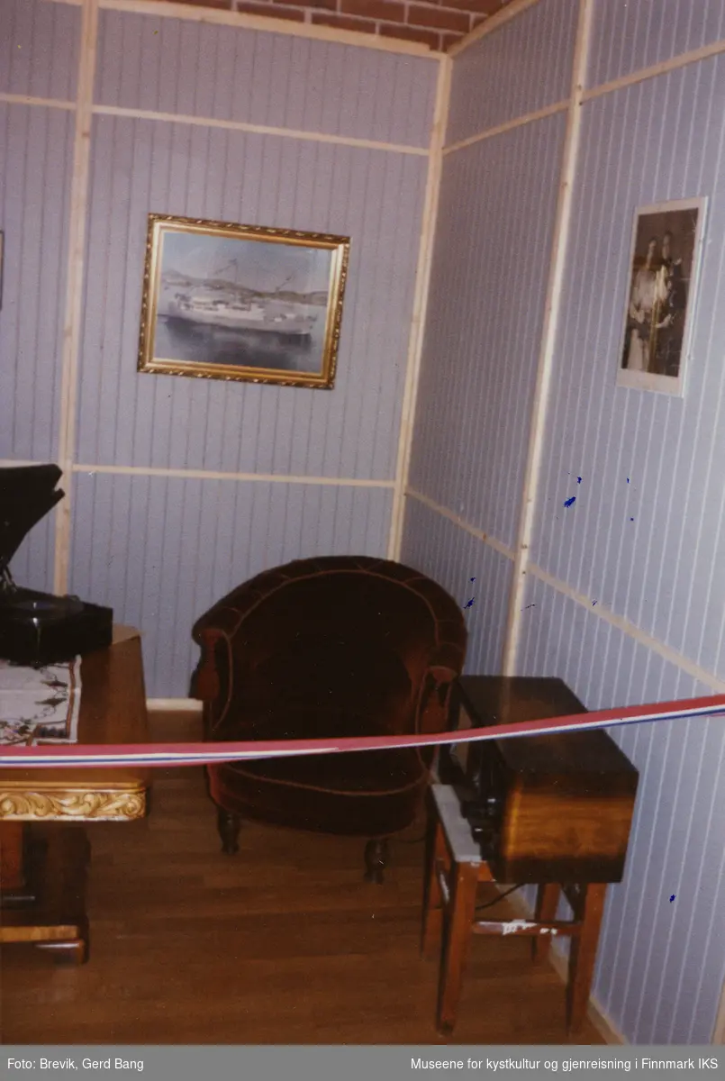 Bildet viser en del av Frigjøringsutstillingen i bystyresalen i Hammerfest som ble vist frem fra 6. juni til 10. august i 1995.
I utstillingen var det iscenesatt noen mindre rom med gjenstander og utstillingsdukker. Dette rommet fremstiller en brakkestue i gjenreisningstiden.