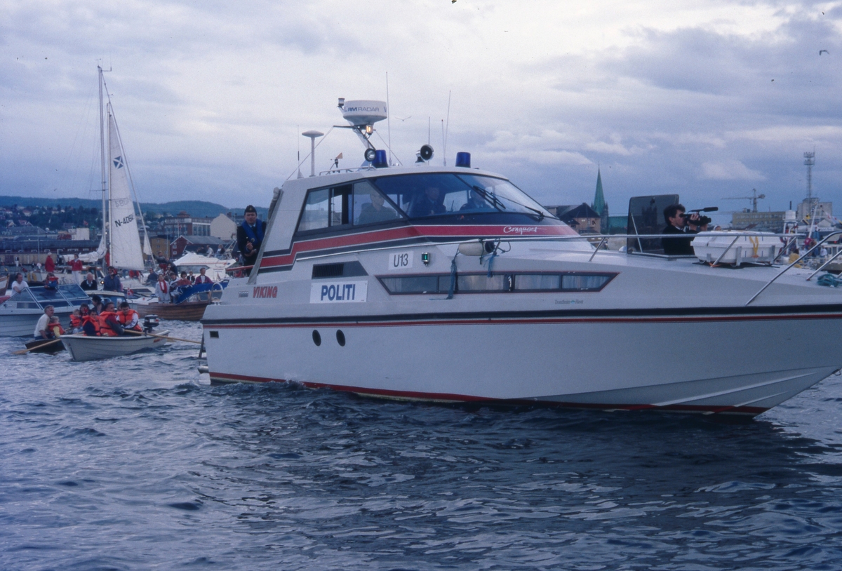 Politi og redningsmannskap på vakt ved Trondheim havn under signingen. Kongeskipet besøker Trondheim.