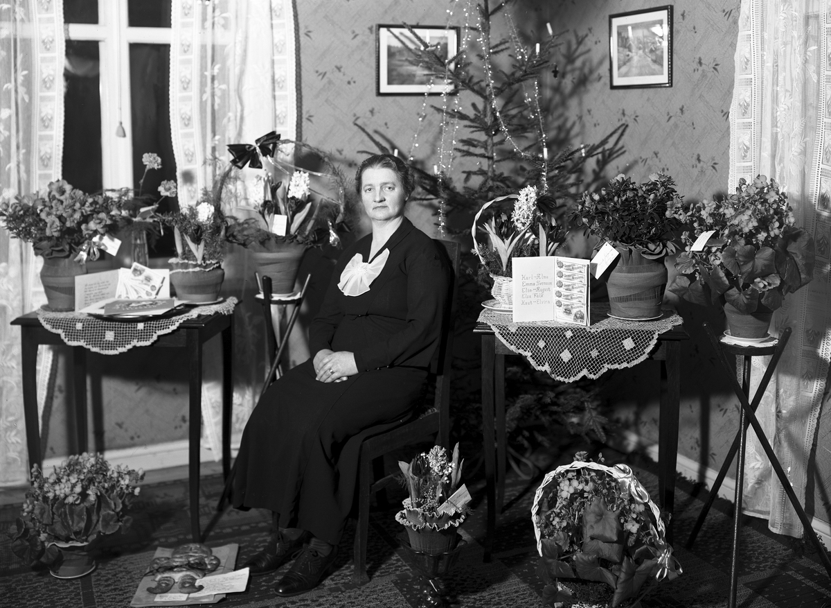 Änkefru Gerda Johansson 50-årsjubilerar i hemmet vid Bäckgatan i Linköping. Hon vet naturligtvis inte om det, men hon har nått ganska precis halvvägs i livet. När hon gick bort sommaren 1990 var hon 100 år fyllda. Denna dag firade hon emellertid den 8 januari 1940.