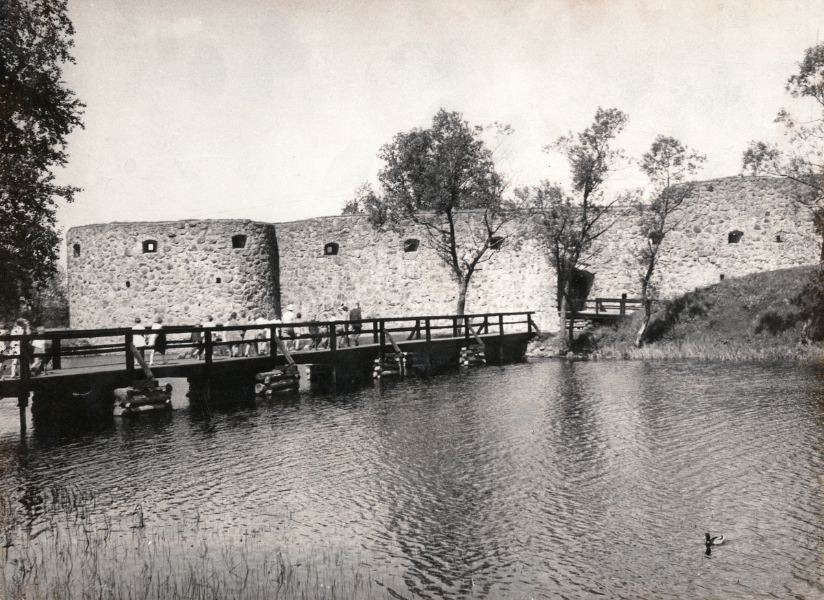Kronobergs slottsruin med en skolklass på väg över bron till Stallholmen.