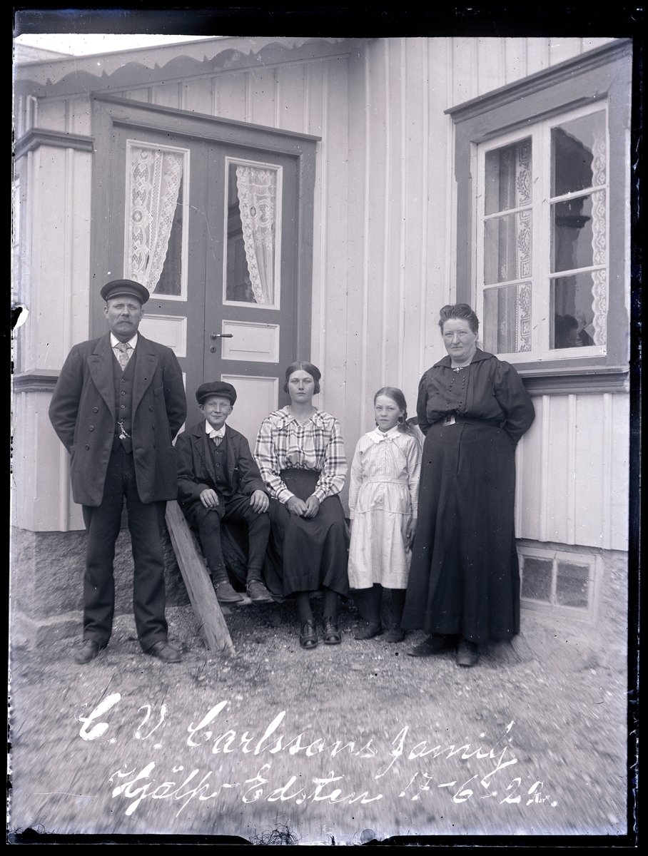 Skrivet på bilden: "C.V. Carlssons familj, Hjälp- Edsten. 17/6 1922."
Enligt notering: "K.V. Karlsson, Alma, Einar, Elsa, Annie Hjälp-Edsten".