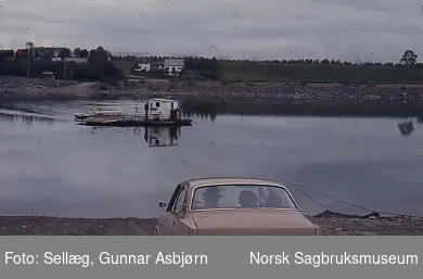 Bil venter på ferga på Homstadlandet 1974.