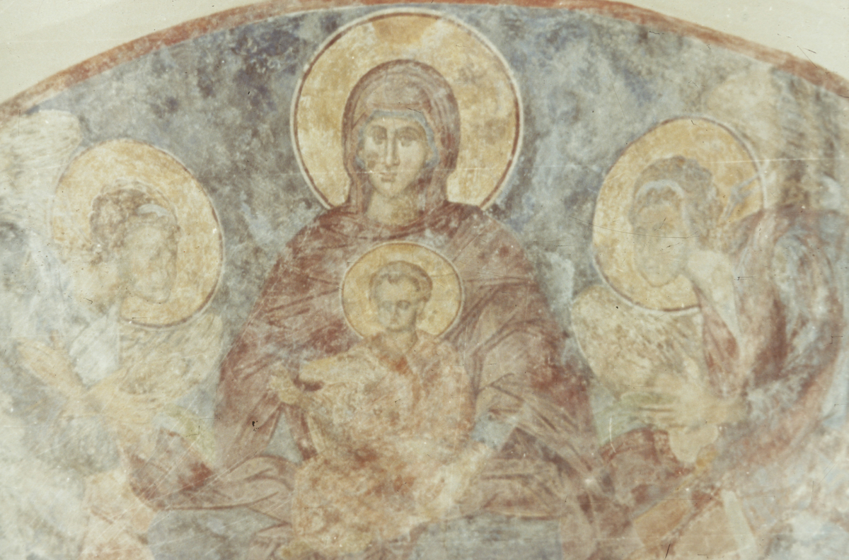 Freske i klosterkirken. Madonna med barnet og engler. 