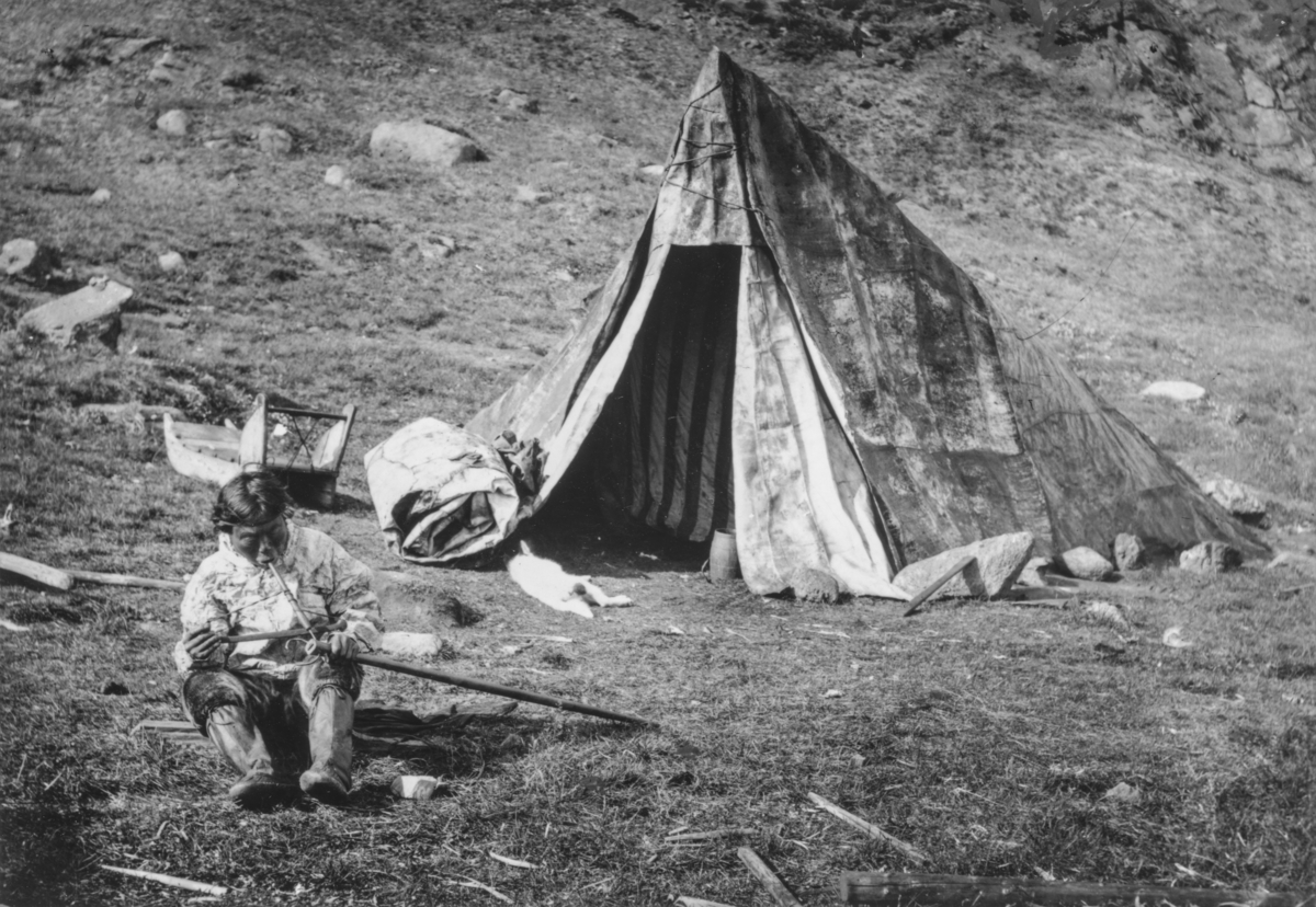 Eskimoiske ryggåstelt på Angmagssalik, Øst- Grønland ca- 1900.
