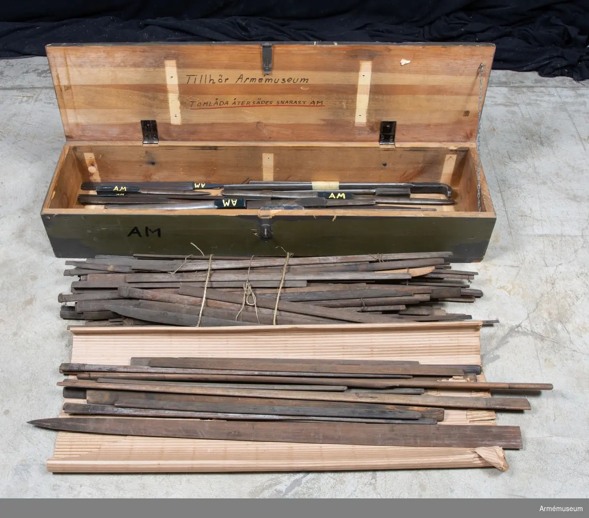 Diverse verktyg av järn och trä för baljor.