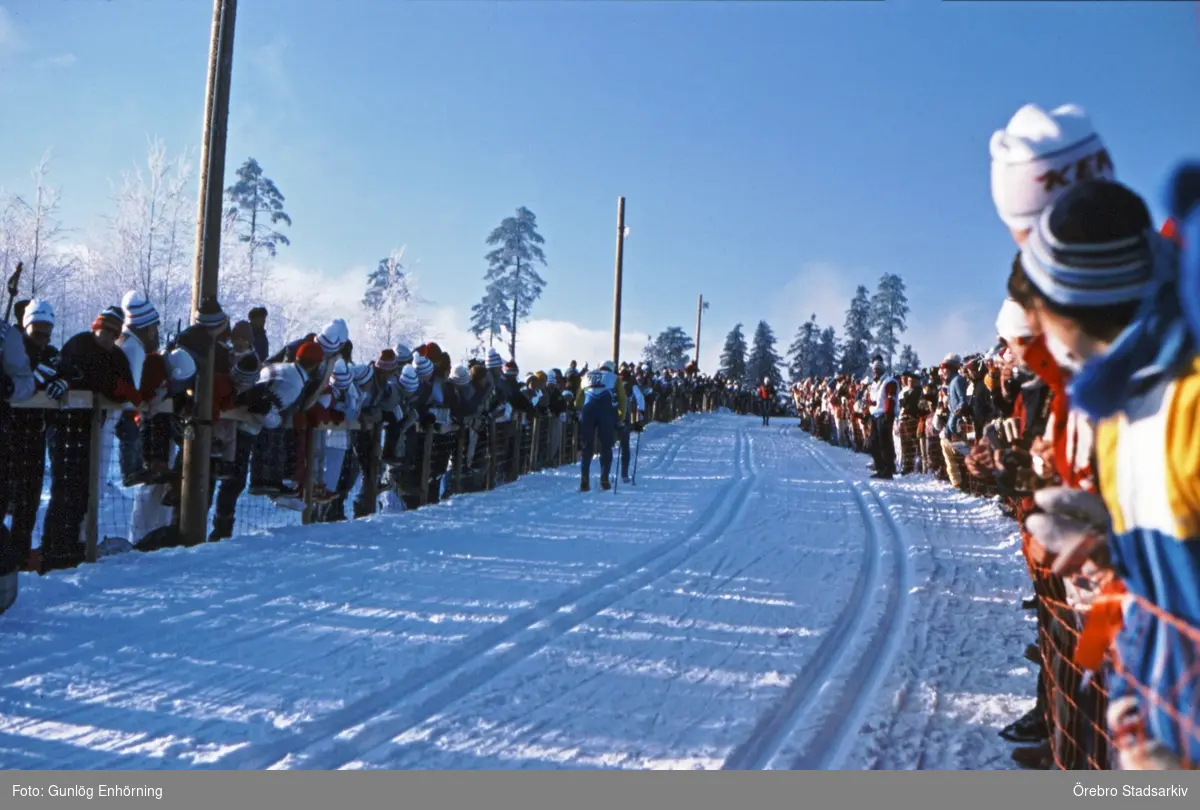 Publik kollar på skidåkare

Skidåkare från vänster; Gunde Svan, okänd