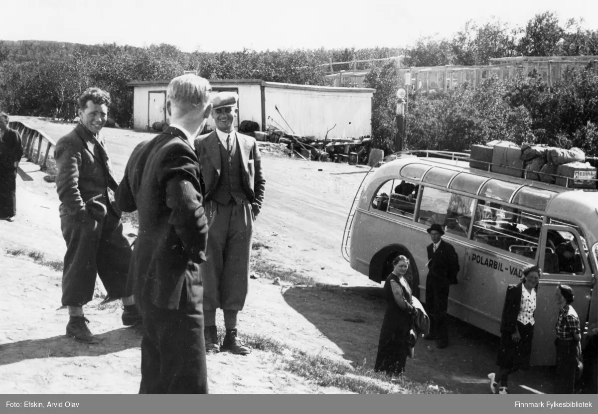 Polarbil i Skipagurra, juli 1941. Fra venstre: Alfred Bjørkli og Karl Rasmussen, de øvrige er ukjente.
