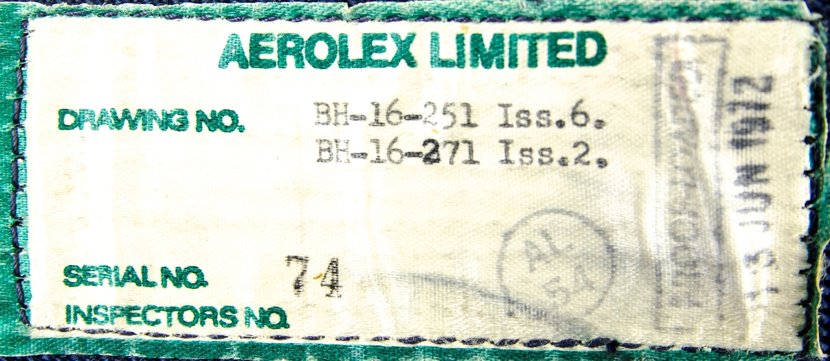 Fastbindningssele tillverkad av Aerolex Limited. Föremålet består av blått tyg, 4 metallfästen och en kontakt för headset.
