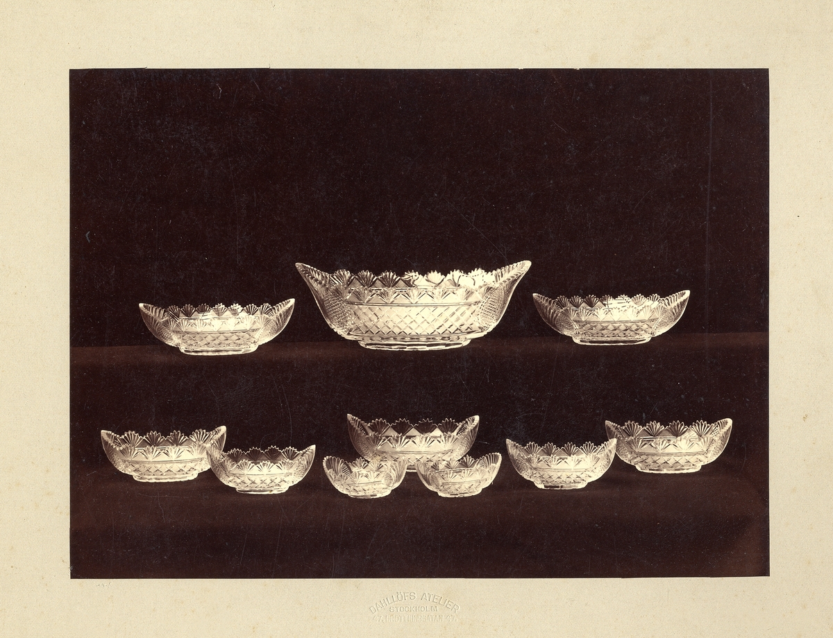 Ett antal skålar med slipad dekor. Kosta 1900.