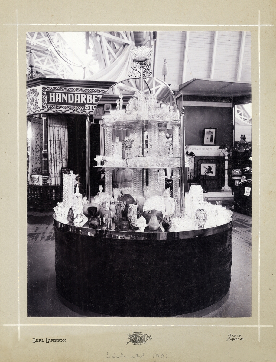 Kosta glasbruks monter vid utställningen i Gävle 1901.