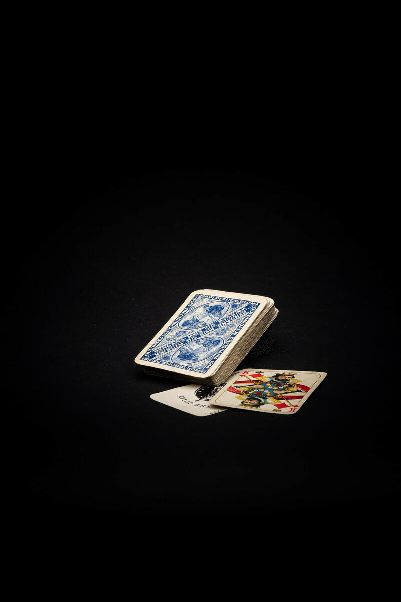 Spillkort med 51 kort og en joker (mangler kløver konge). 

Kortene ble brukt som give-aways sammen med nye sekker.  