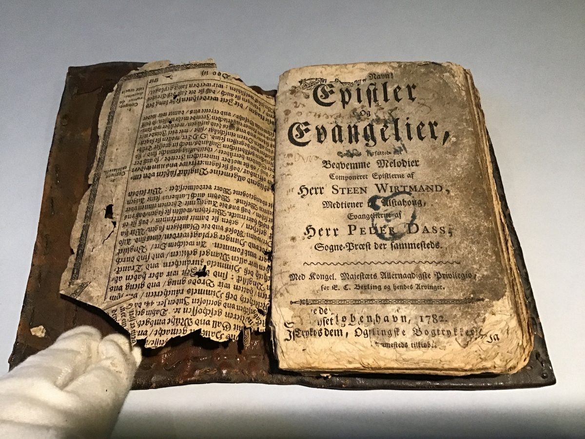 Bok frå 1782, "Epistler og Evangelier" av herr Steen Wirtmand og herr Peder Dass