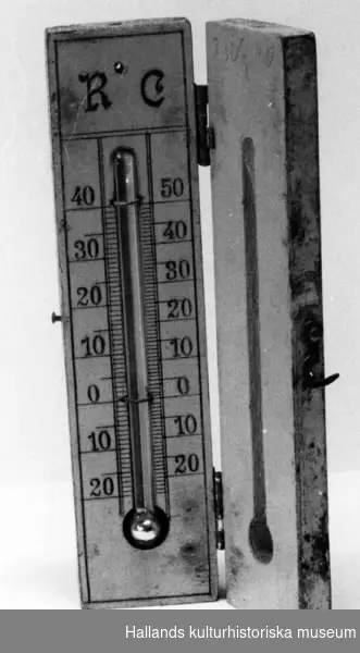 Resetermometer av gulmålat trä. Två rektangulära stycken med ett spår i mitten för termometerröret. Ena stycket fungerar som hölje på två gångjärn. Både Celsius och Réamurskala. På locket står handskrivet: "Lokf. G Hillerström, Uddevalla, SJ."