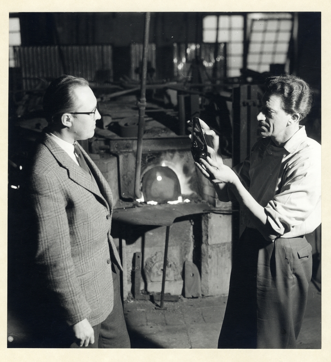 Glastillverkning, Gullaskruvs glasbruk.
En arbetare förevisar ett föremål.
