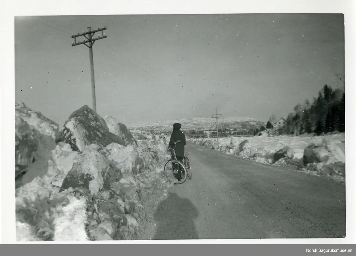 Ismasser etter isbrått i Namsen 10. februar 1960