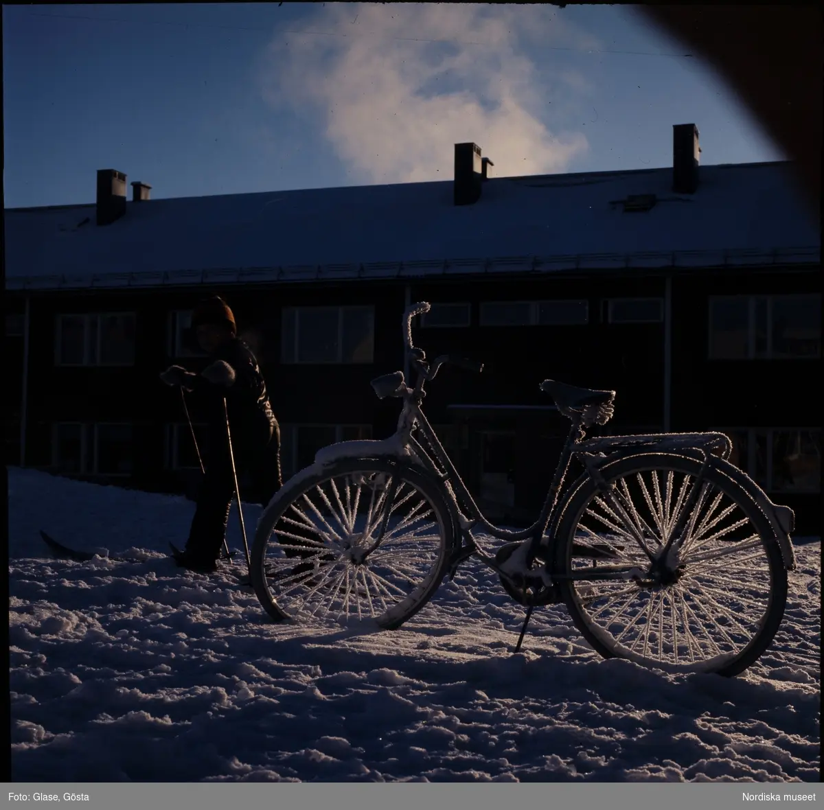 Vinter i Norden. Cykel i snö.