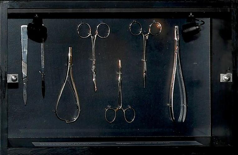 Bilde av steriliseringsinstrumenter fra utstillingen.